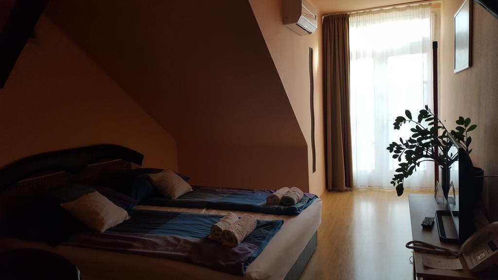 ホテルPalma Panzio Kaposvár エクステリア 写真